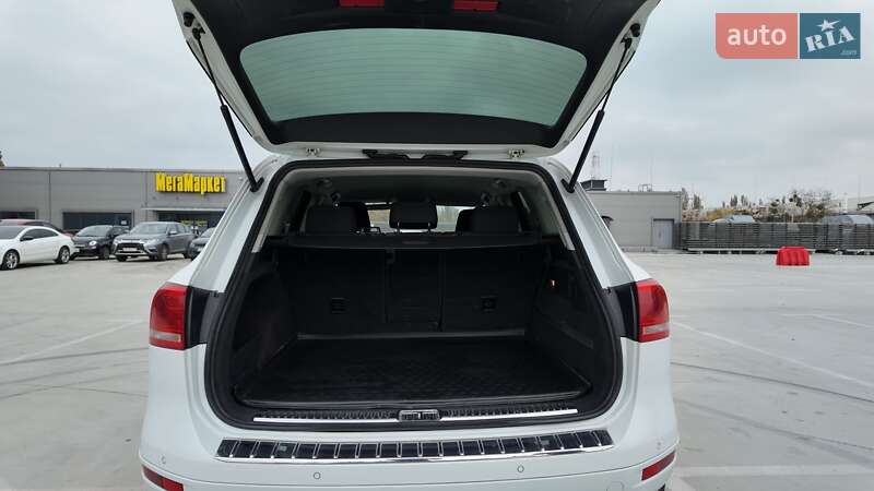 Внедорожник / Кроссовер Volkswagen Touareg 2012 в Киеве