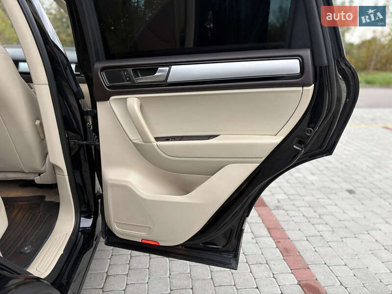 Внедорожник / Кроссовер Volkswagen Touareg 2010 в Староконстантинове