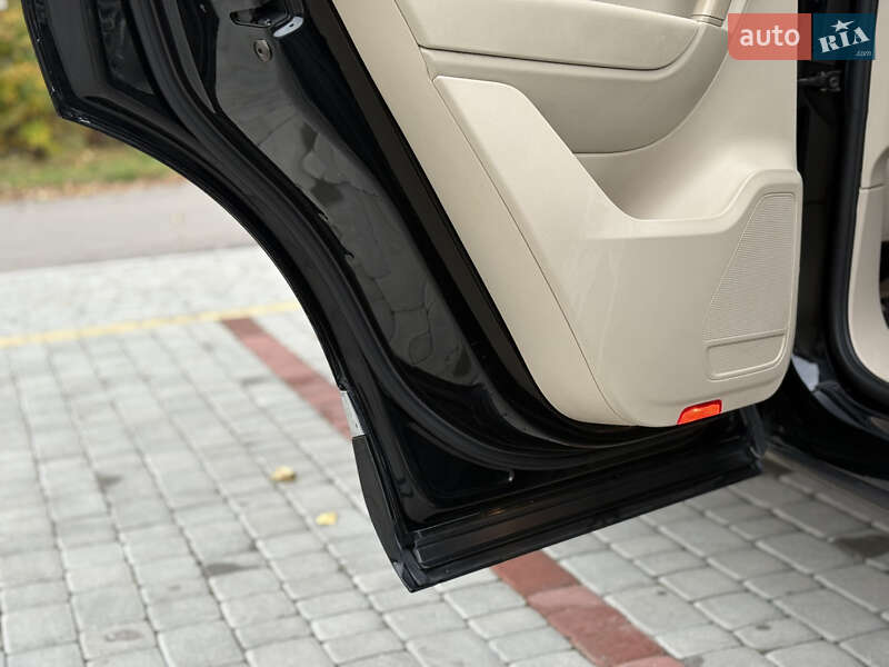 Внедорожник / Кроссовер Volkswagen Touareg 2010 в Староконстантинове