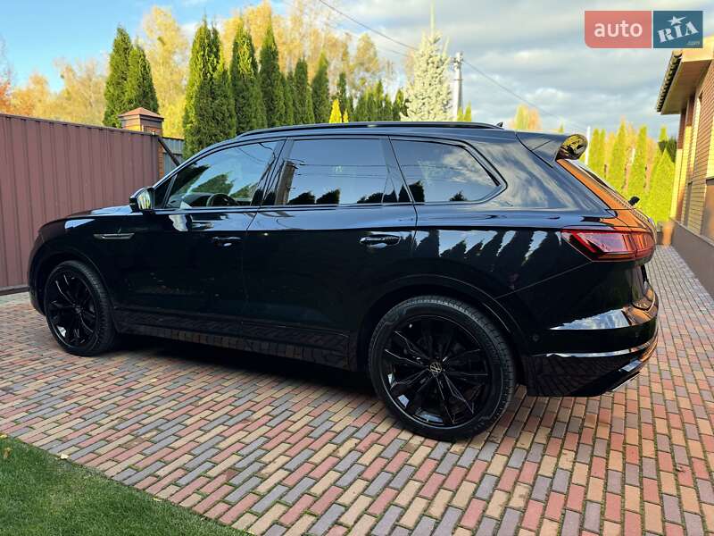 Позашляховик / Кросовер Volkswagen Touareg 2021 в Києві