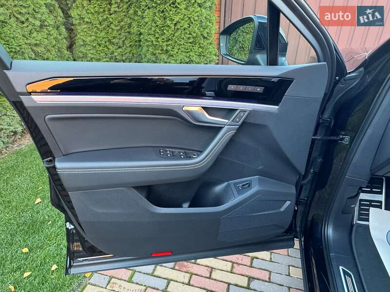 Позашляховик / Кросовер Volkswagen Touareg 2021 в Києві