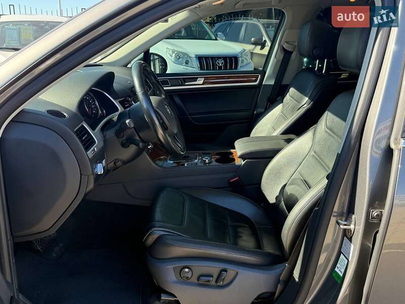 Внедорожник / Кроссовер Volkswagen Touareg 2013 в Киеве