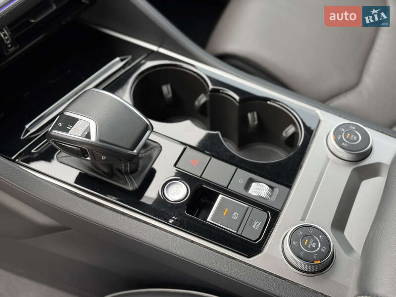 Позашляховик / Кросовер Volkswagen Touareg 2019 в Дніпрі