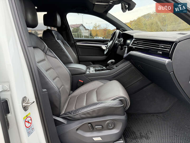 Позашляховик / Кросовер Volkswagen Touareg 2019 в Дніпрі