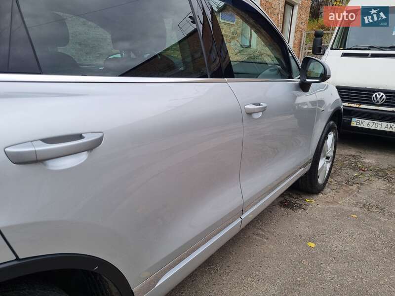 Внедорожник / Кроссовер Volkswagen Touareg 2013 в Ровно