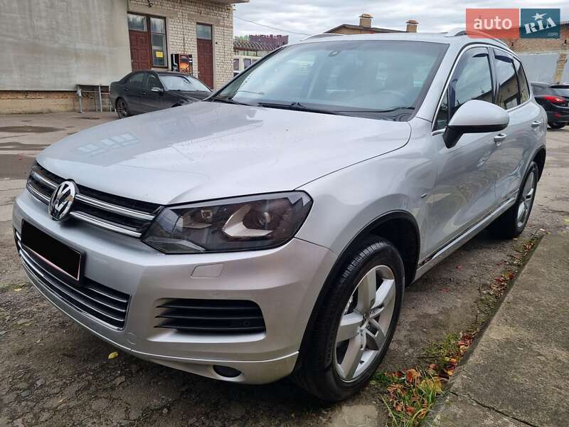 Внедорожник / Кроссовер Volkswagen Touareg 2013 в Ровно