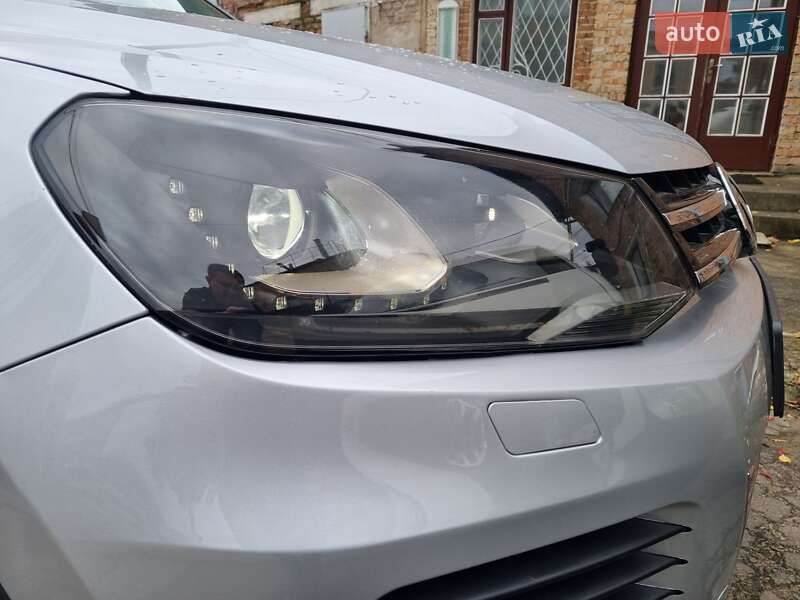 Внедорожник / Кроссовер Volkswagen Touareg 2013 в Ровно