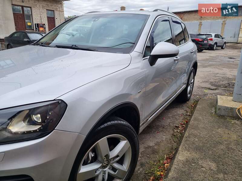 Внедорожник / Кроссовер Volkswagen Touareg 2013 в Ровно