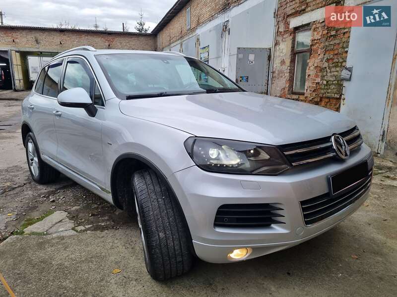 Внедорожник / Кроссовер Volkswagen Touareg 2013 в Ровно