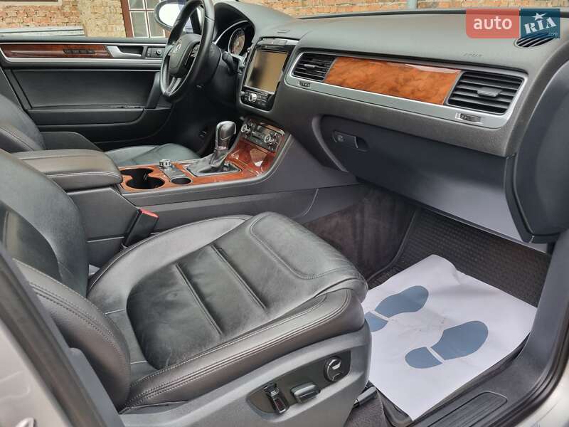 Внедорожник / Кроссовер Volkswagen Touareg 2013 в Ровно