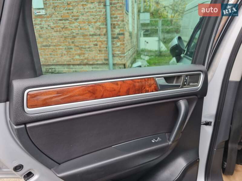 Внедорожник / Кроссовер Volkswagen Touareg 2013 в Ровно