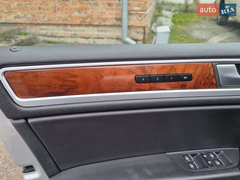 Внедорожник / Кроссовер Volkswagen Touareg 2013 в Ровно