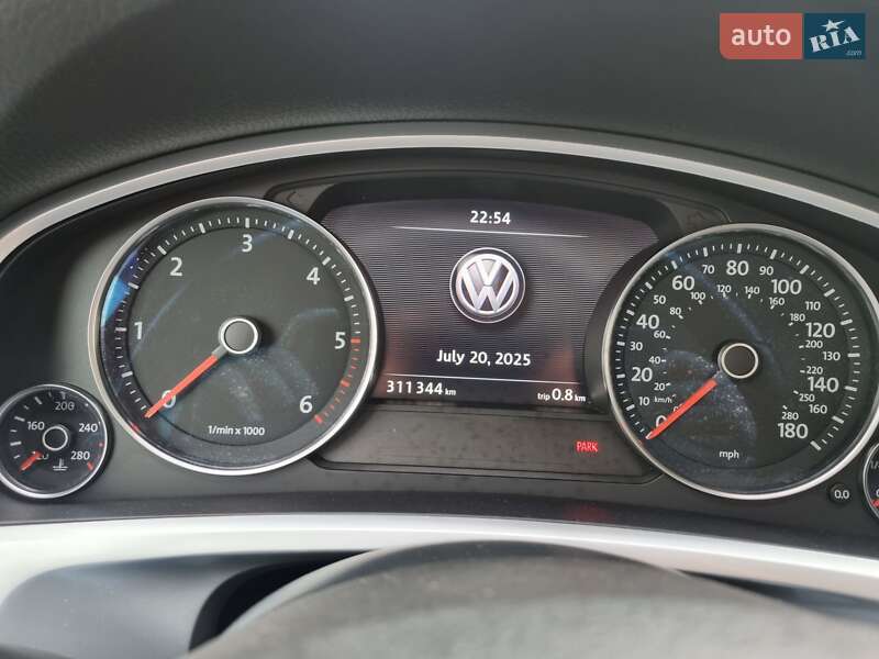 Внедорожник / Кроссовер Volkswagen Touareg 2013 в Ровно