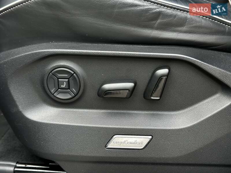 Позашляховик / Кросовер Volkswagen Touareg 2021 в Львові