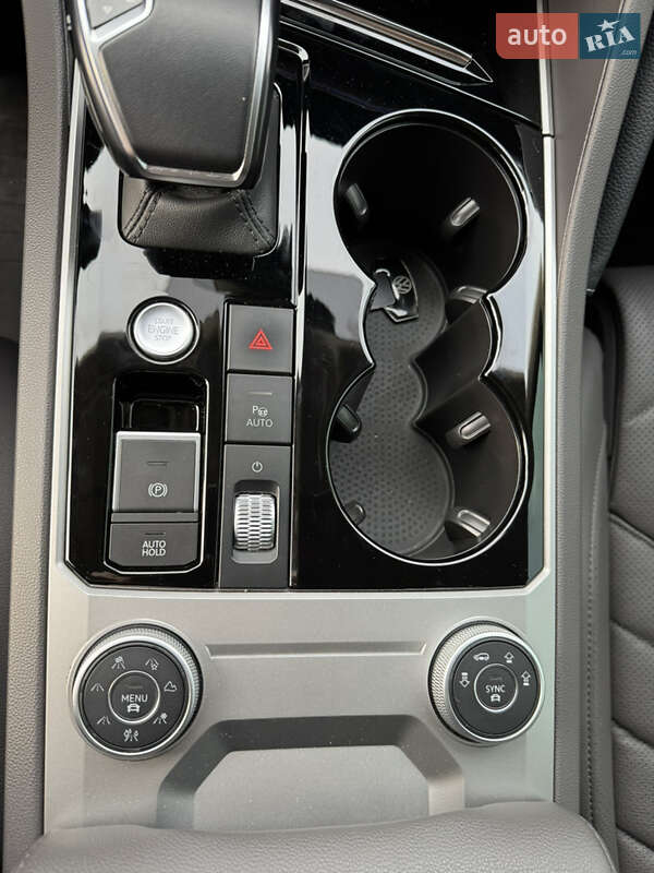 Внедорожник / Кроссовер Volkswagen Touareg 2022 в Киеве