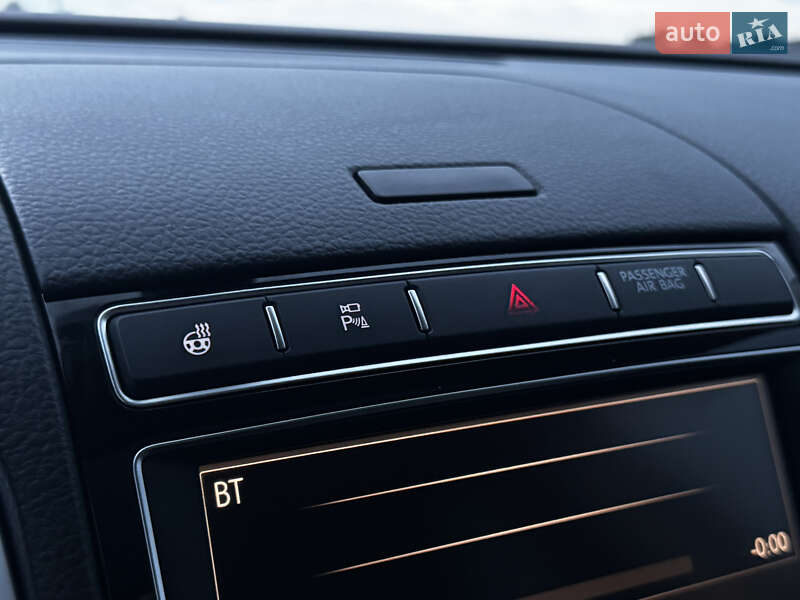 Внедорожник / Кроссовер Volkswagen Touareg 2015 в Дрогобыче