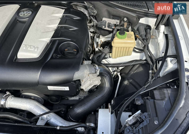 Позашляховик / Кросовер Volkswagen Touareg 2012 в Чернігові