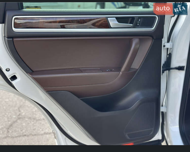 Позашляховик / Кросовер Volkswagen Touareg 2012 в Чернігові