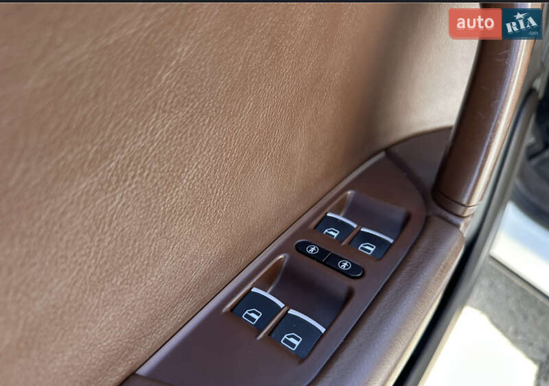 Позашляховик / Кросовер Volkswagen Touareg 2012 в Чернігові