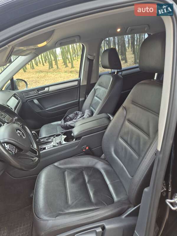 Внедорожник / Кроссовер Volkswagen Touareg 2012 в Львове