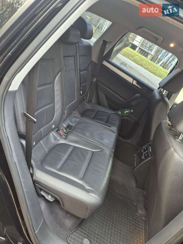 Внедорожник / Кроссовер Volkswagen Touareg 2012 в Львове