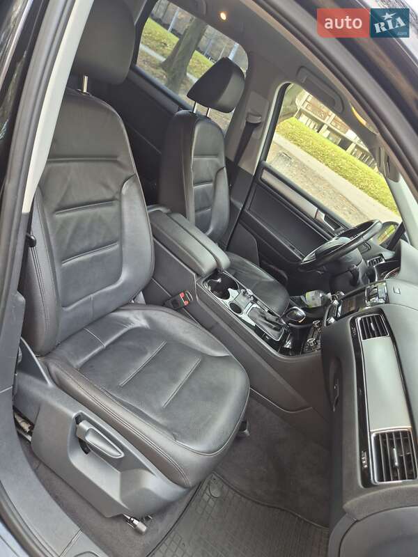 Внедорожник / Кроссовер Volkswagen Touareg 2012 в Львове