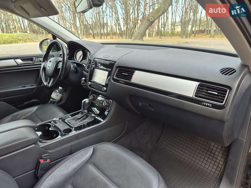 Внедорожник / Кроссовер Volkswagen Touareg 2012 в Львове