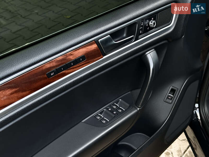 Внедорожник / Кроссовер Volkswagen Touareg 2010 в Хмельницком