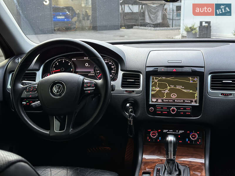 Внедорожник / Кроссовер Volkswagen Touareg 2010 в Хмельницком