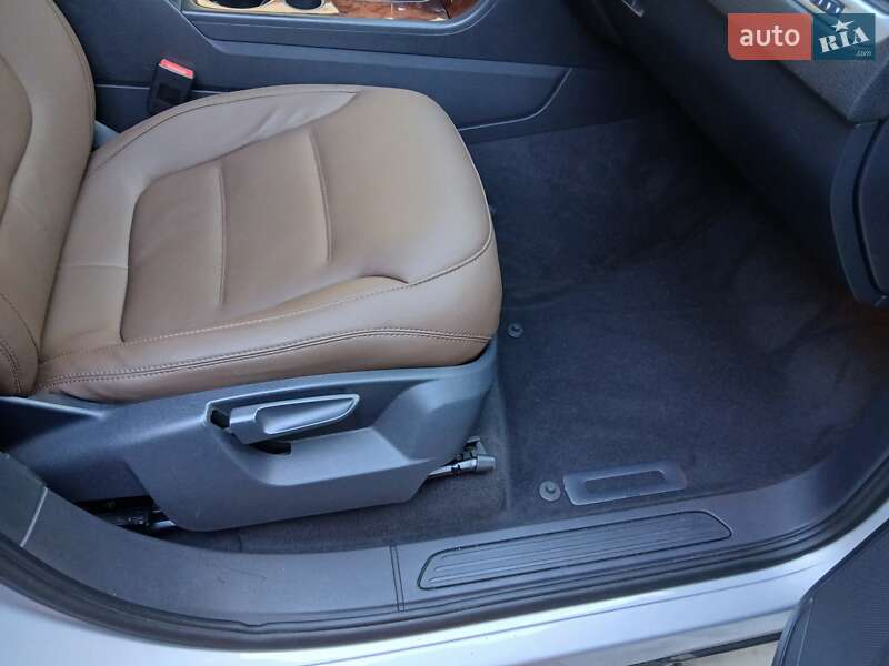 Внедорожник / Кроссовер Volkswagen Touareg 2012 в Одессе