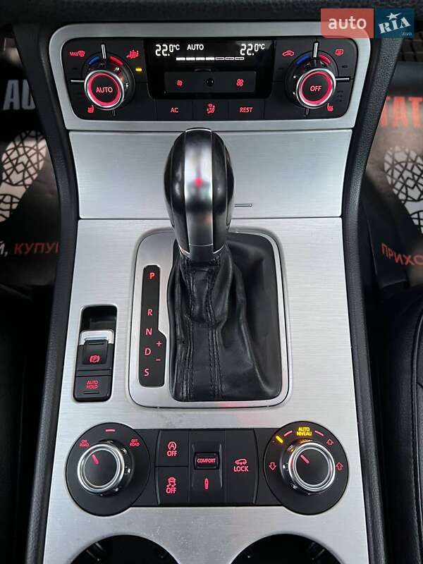 Внедорожник / Кроссовер Volkswagen Touareg 2010 в Хмельницком