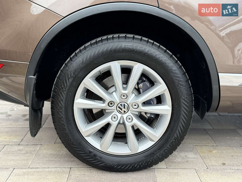 Внедорожник / Кроссовер Volkswagen Touareg 2011 в Киеве