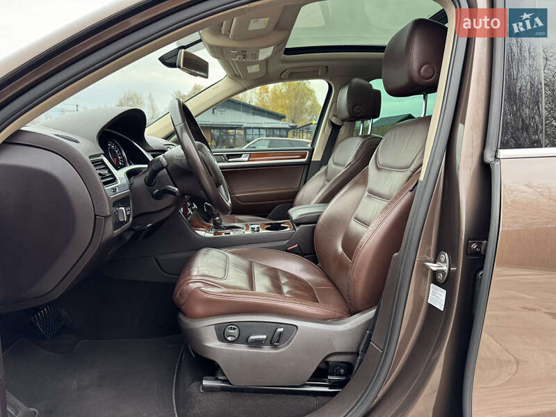 Внедорожник / Кроссовер Volkswagen Touareg 2011 в Киеве