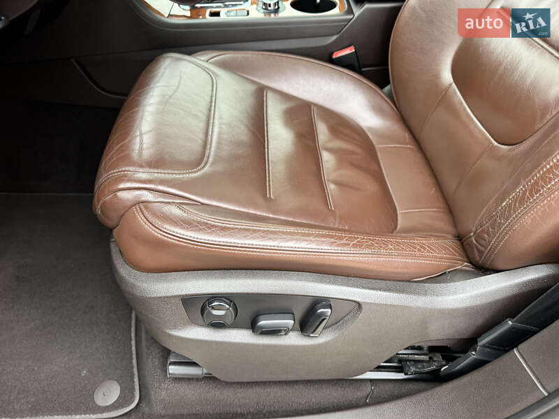 Внедорожник / Кроссовер Volkswagen Touareg 2011 в Киеве