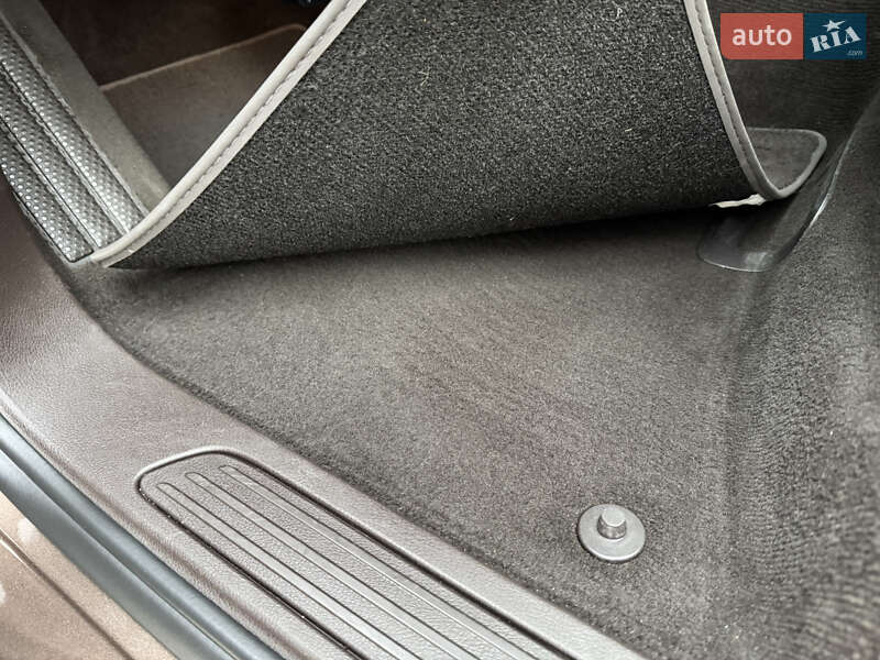 Внедорожник / Кроссовер Volkswagen Touareg 2011 в Киеве