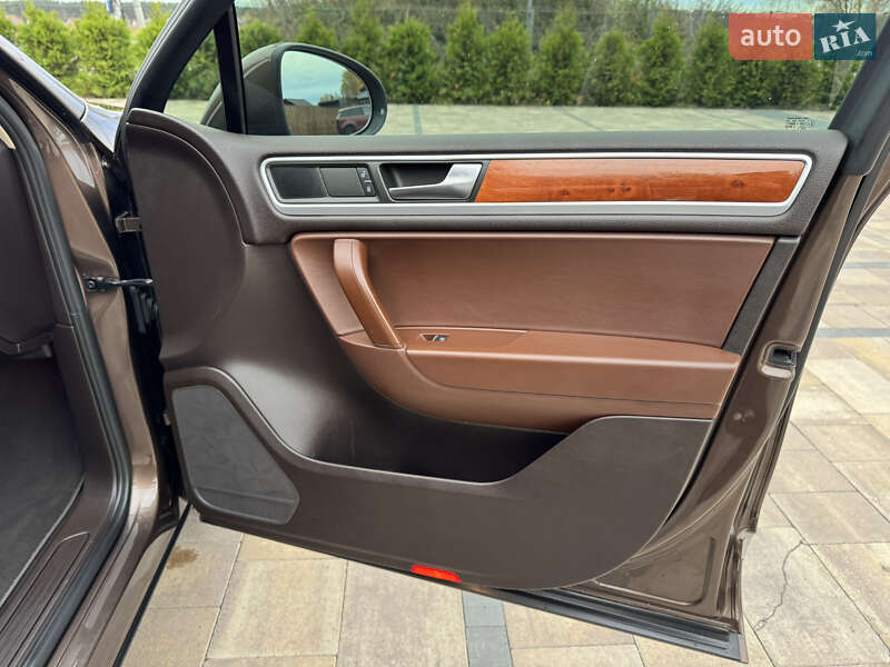 Внедорожник / Кроссовер Volkswagen Touareg 2011 в Киеве