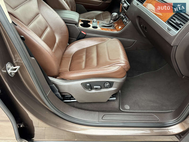 Внедорожник / Кроссовер Volkswagen Touareg 2011 в Киеве