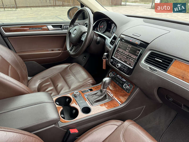 Внедорожник / Кроссовер Volkswagen Touareg 2011 в Киеве