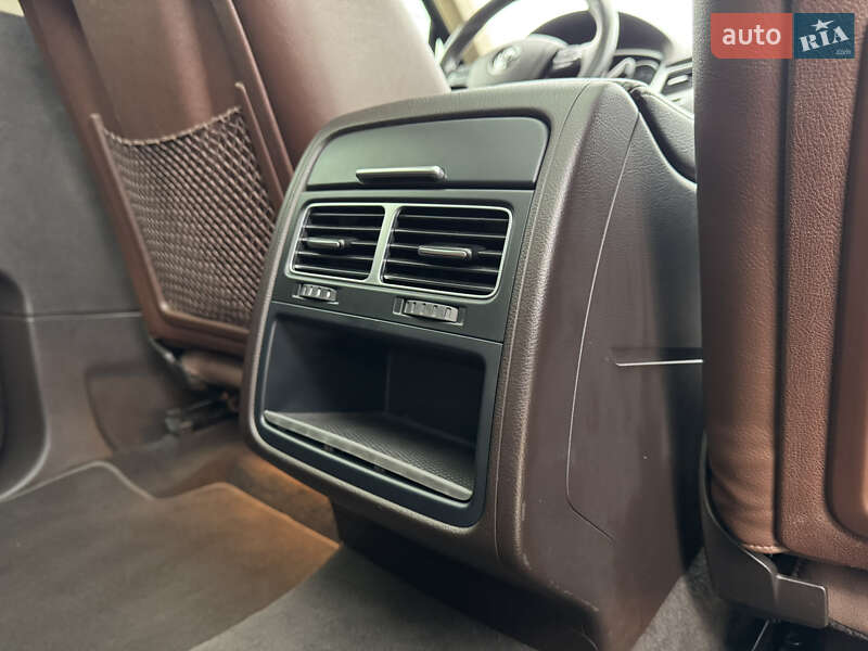 Внедорожник / Кроссовер Volkswagen Touareg 2011 в Киеве