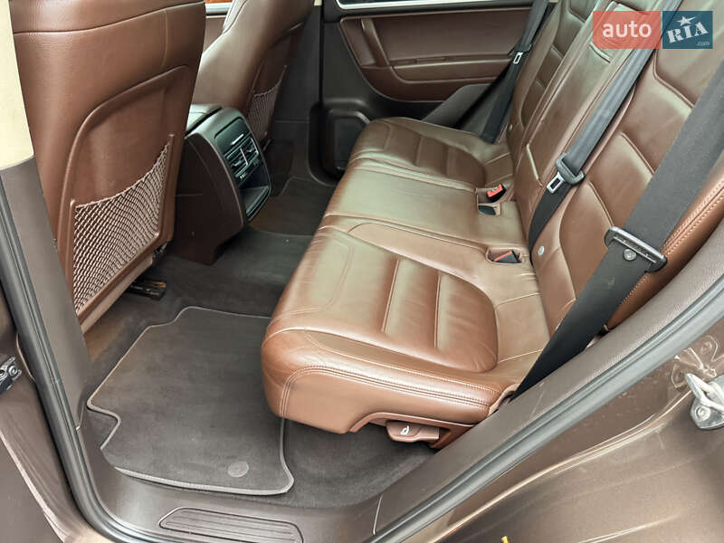 Внедорожник / Кроссовер Volkswagen Touareg 2011 в Киеве