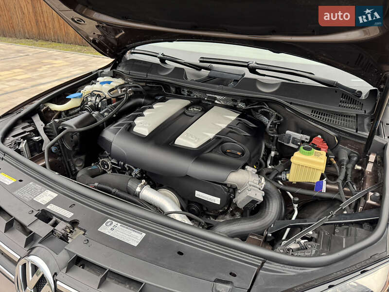 Внедорожник / Кроссовер Volkswagen Touareg 2011 в Киеве