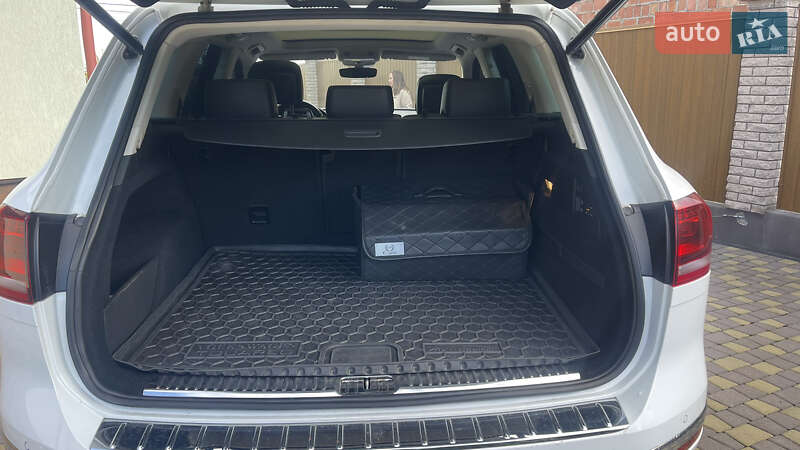 Внедорожник / Кроссовер Volkswagen Touareg 2017 в Черновцах