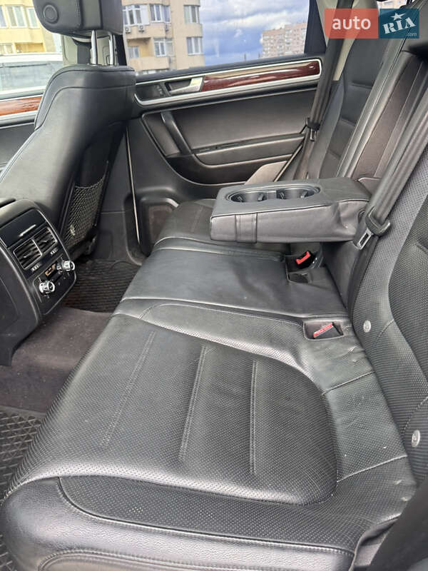Внедорожник / Кроссовер Volkswagen Touareg 2010 в Киеве