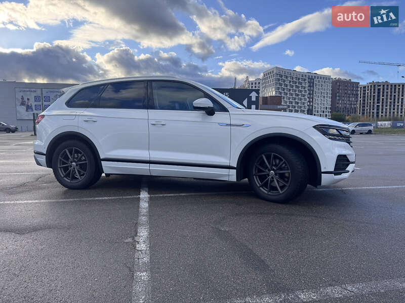 Внедорожник / Кроссовер Volkswagen Touareg 2018 в Киеве