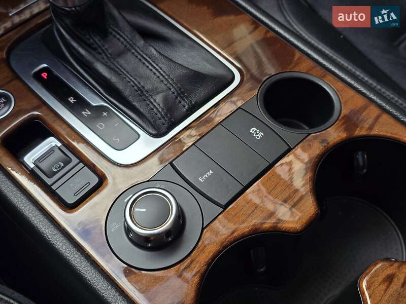 Внедорожник / Кроссовер Volkswagen Touareg 2011 в Хмельницком