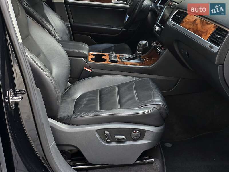 Внедорожник / Кроссовер Volkswagen Touareg 2011 в Хмельницком