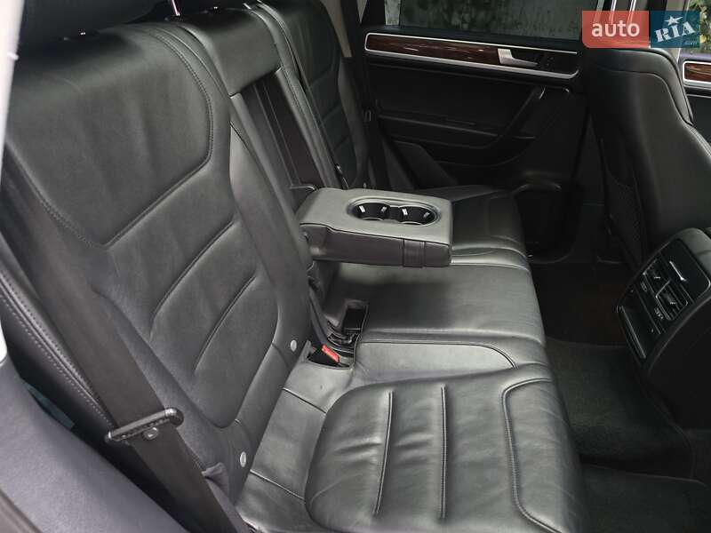 Внедорожник / Кроссовер Volkswagen Touareg 2011 в Хмельницком