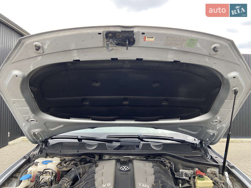 Внедорожник / Кроссовер Volkswagen Touareg 2013 в Львове