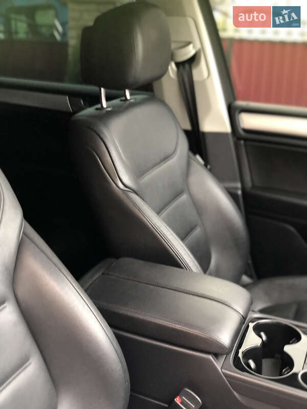 Внедорожник / Кроссовер Volkswagen Touareg 2012 в Хотине