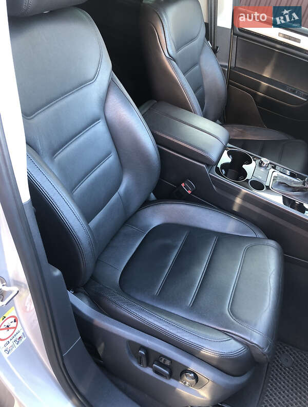 Внедорожник / Кроссовер Volkswagen Touareg 2012 в Хотине